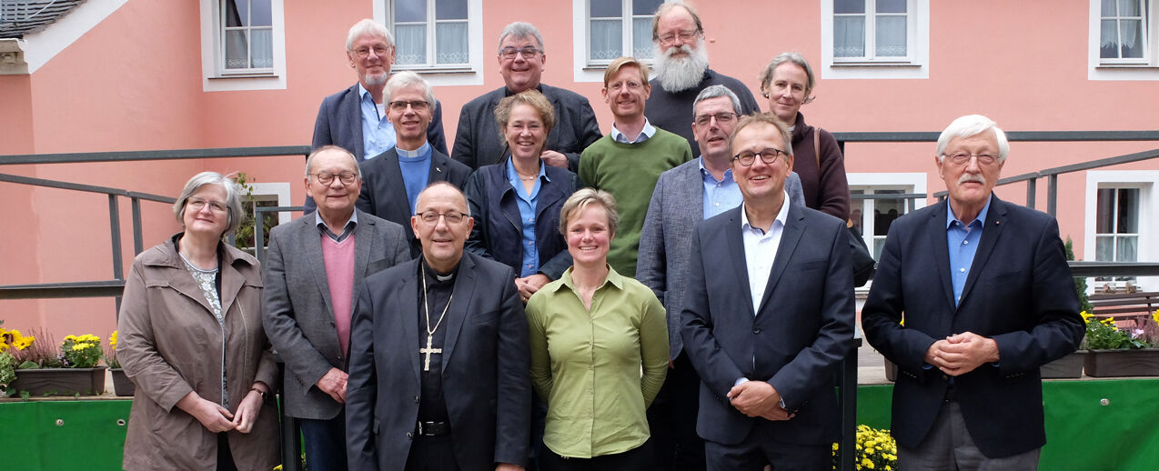 Mitglieder des Bonifatiusrates mit Bischof Wolfgang Ipolt (3.v.l. unten) und Generalvikar Dr. Alfred Hoffmann (1.v.l. 2. Reihe) aus dem Bistum Görlitz (Foto: Susanne Mathei)