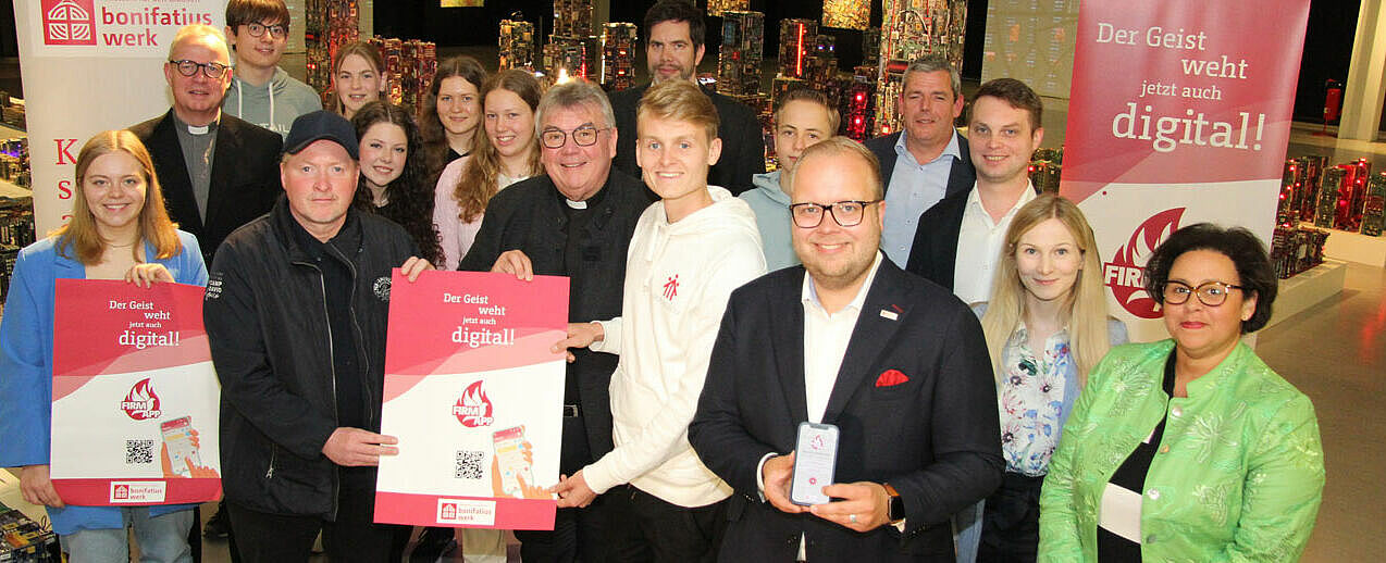 Die Firm-App des Bonifatiuswerkes ist am Freitag im Paderborner Heinz Nixdorf MuseumsForum der Öffentlichkeit vorgestellt worden. (Foto: Matthias Band)