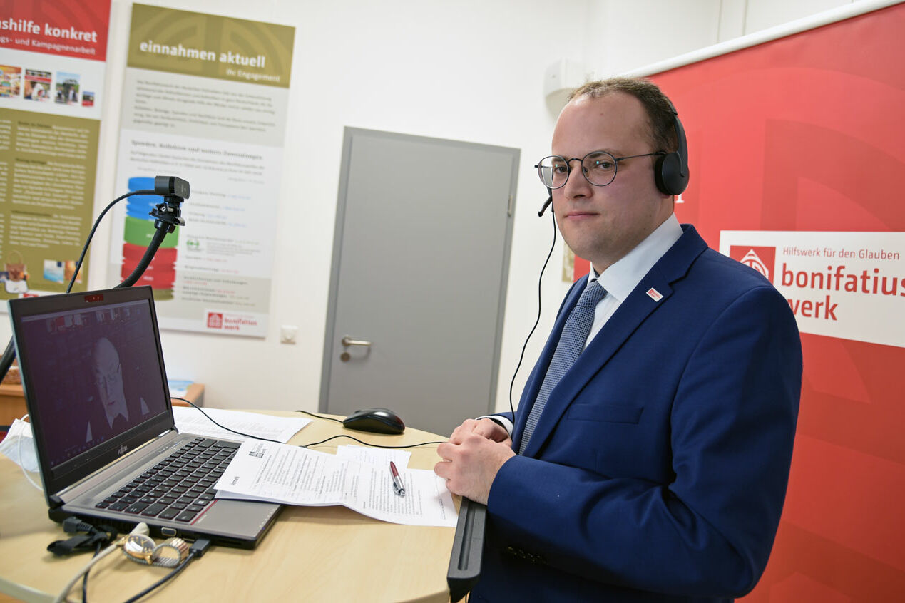 Moderiert wurde die Videokonferenz von Daniel Born, der im Bonifatiuswerk als Referent im Bereich Missionarische und diakonische Pastoral tätig ist. (Foto: Theresa Meier)