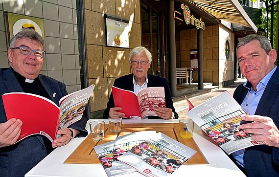 Der Präsident des Bonifatiuswerkes Heinz Paus (Mitte), Generalsekretär Monsignore Georg Austen (l.) und Geschäftsführer Ingo Imenkämper präsentieren das neue Diaspora-Jahrheft. (Foto: Patrick Kleibold)