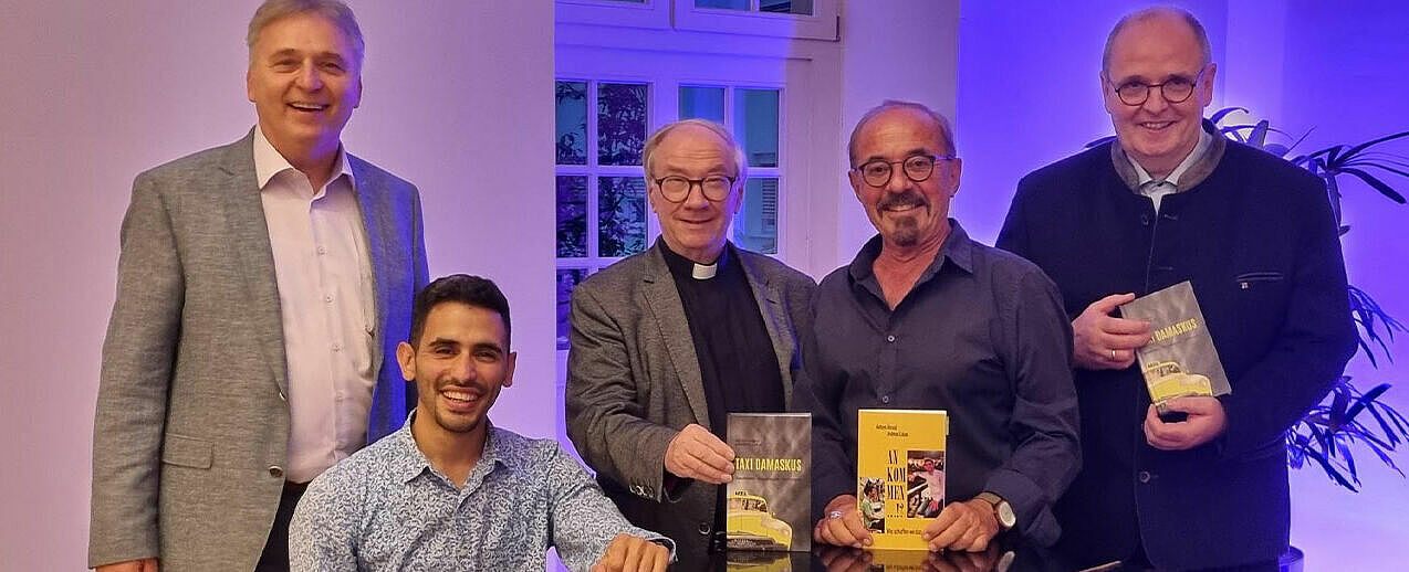 Music for hope – v.l.: Dr. Werner Sosna, Liborianum; Aeham Ahmad, der „Pianist aus den Trümmern von Damaskus“, Geistlicher Rat Wolfgang Winkelmann, Vorsitzender des Diözesanbonifatiuswerkes; Dr. Andreas Lukas, Schriftsteller aus Wiesbaden; Matthias Micheel, Persönlicher Referent von Erzbischof Dr. Udo Markus Bentz  (Foto: EB PB)
