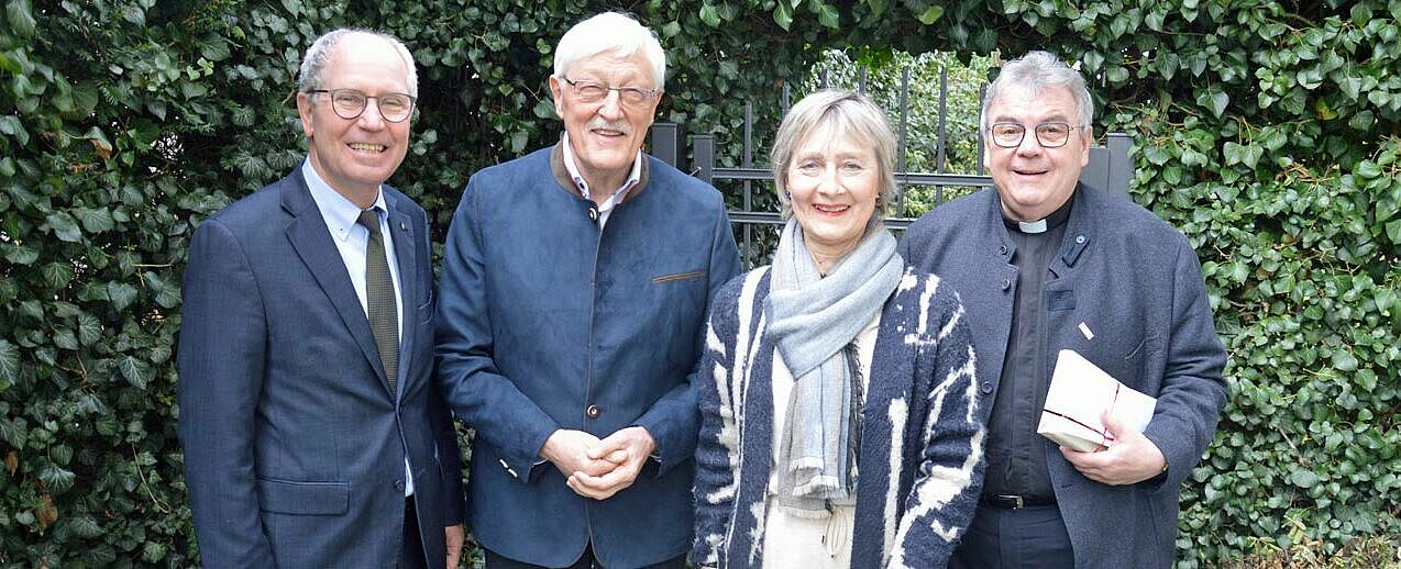 Präsident Manfred Müller (links) und Generalsekretär Georg Austen (rechts) gratulieren Heinz Paus zum 75. Geburtstag. Paus und seine Ehefrau Sabine empfingen die Besucher am Freitagmorgen. Foto: Marius Thöne