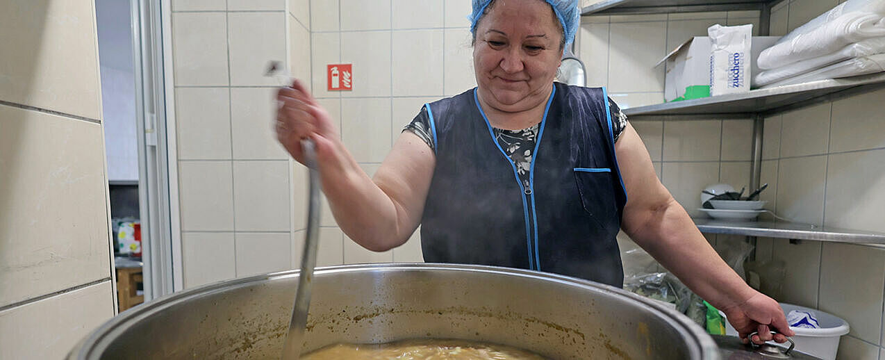 Die Köchin Svetlana stellt sich schon nachts an den Herd, um Suppe für die Bedürftigen zu kochen. (Foto: M. Nowak) 