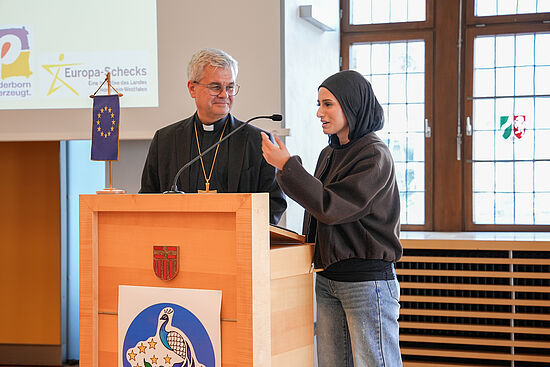 Erzbischof Udo Markus Bentz im Gespräch mit Schülerin Shahed Zreag von der Realschule in der Südstadt. (Foto: Marcus Thielking