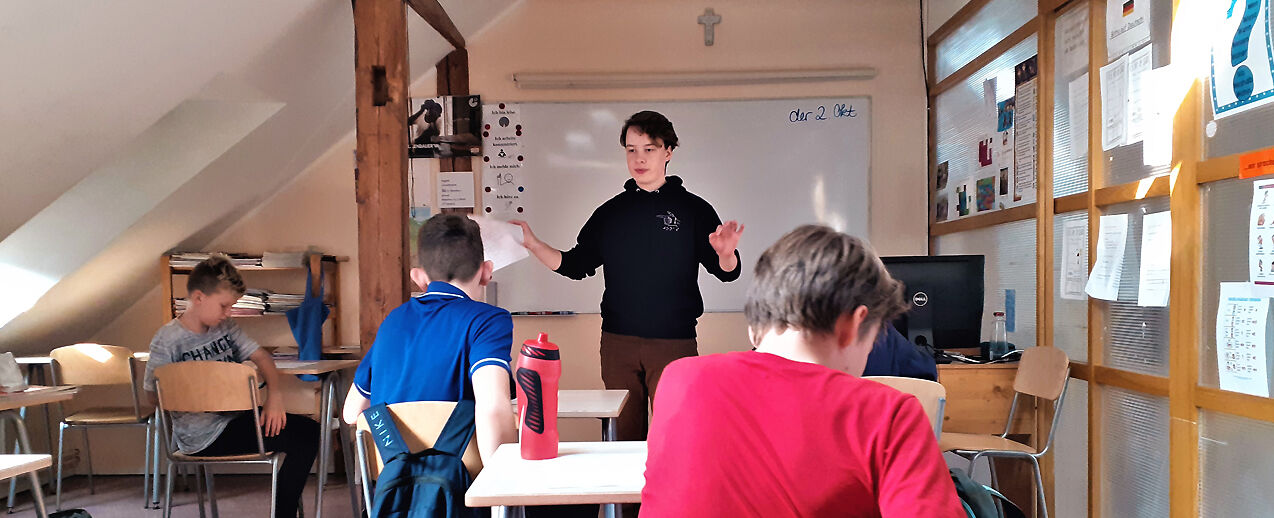 Jonas Werner beim Deutschunterricht im kath. Bildungszentrum von Tartu (Foto: Alexandra Herger)