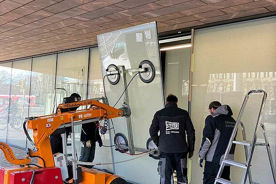Hier werden die neuen Fensterscheiben eingesetzt. (Foto: Annett Huschka)