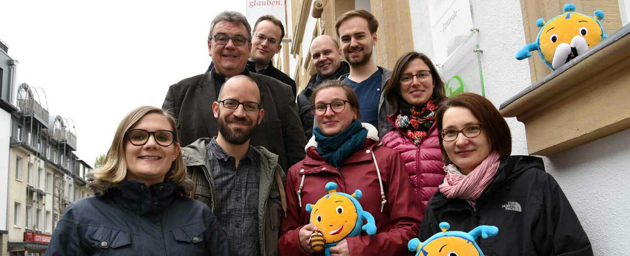 Treffen der Personalstelleninhaber. Untere Reihe: Marion Kellermann (v. l.), Oliver Trier, Maike Axenkopf, Katharina Proske, Maria Obst. Mittlere Reihe: Monsignore Georg Austen, Felix Kuhl. Obere Reihe: Daniel Born, Simon Rüffin. (Foto: Sr. Theresita M. Müller)