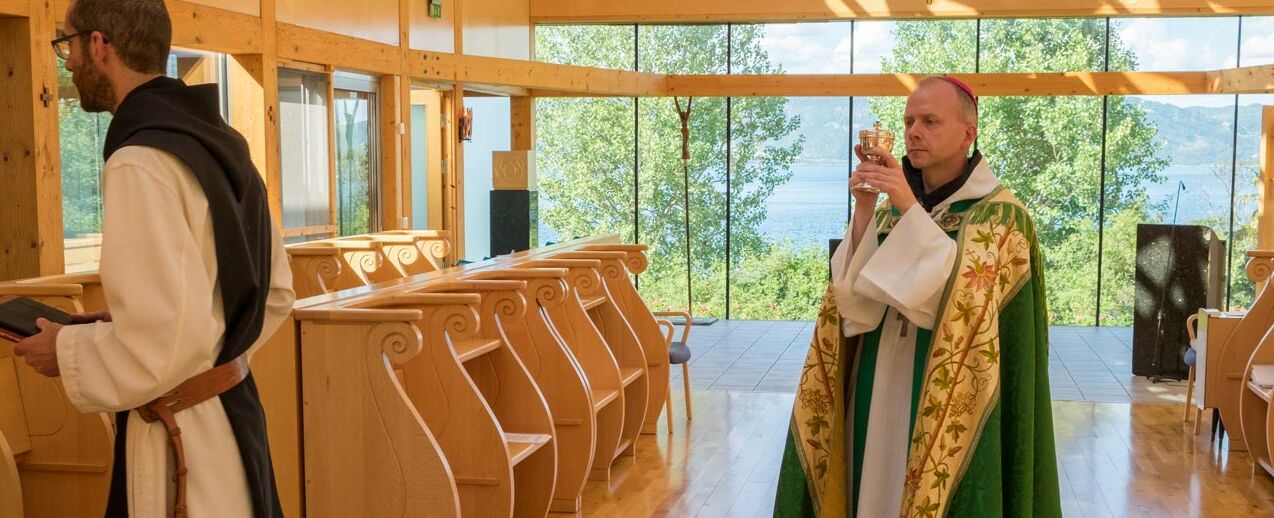 Bischof Erik Varden brachte das Allerheiligste Sakrament in die Kapelle des neuen Flüges. (Foto: Jan Erik Kofoed)