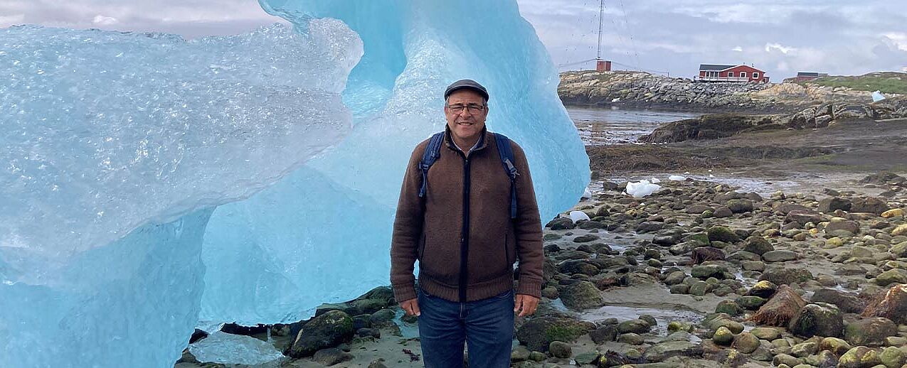 Diakon Michael Hvid Münchow neben einem Eisgletscher. (Foto: privat)