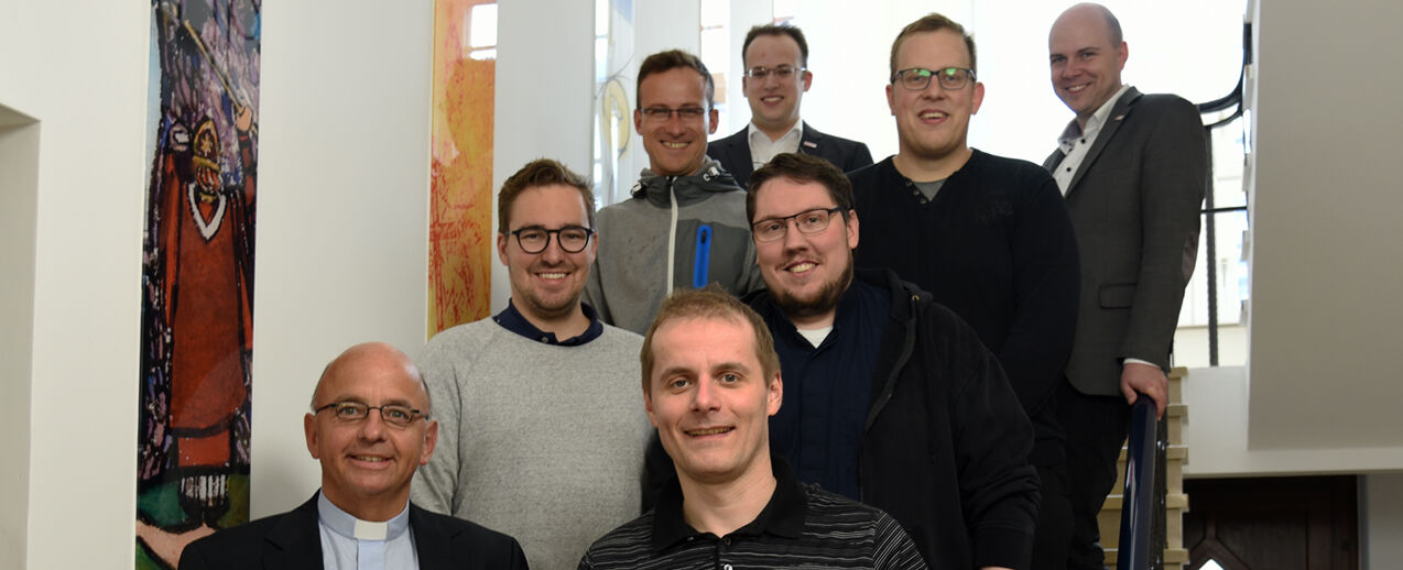 Diakon Ernst Willenbrink, Stefan Rosenbaum, Alexander Senk, Markus Nowag, Jan Aleff, Jan Hendrik Röttgers mit Daniel Born und Simon Rüffin vom Bonifatiuswerk (v.l.) (Foto: Theresa Meier)