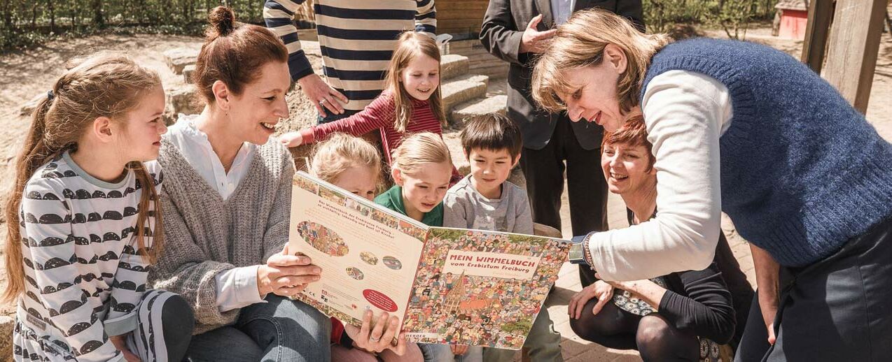 Die Kinder des Kindergartens St. Remigius freuen sich über ein Exemplar des Wimmelbuches. (Foto: Peter Cupec / Erzdiözese Freiburg)