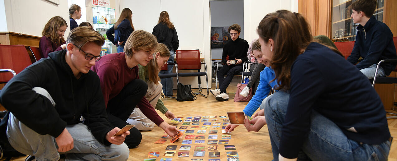 Die Bewerberinnen und Bewerber suchen die passende Symbolkarte, die zu ihrer Motivation für das "Praktikum im Norden" passt. (Foto: Theresa Meier)