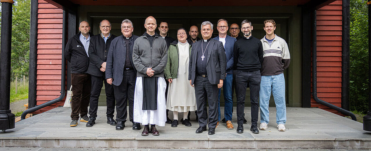 Stiklestad – der Ort, an dem der Heilige Olav starb – zählte zu den Stationen der Norwegen-Reise von Erzbischof Dr. Udo Markus Bentz (5. v.l.) und Bonifatiuswerk-Generalsekretär Monsignore Georg Austen (3.v.l.). Mit im Bild: Bischof Erik Varden (Trodheim, 4. v.l.), Vorsitzender der Nordischen Bischofskonferenz, Vertreter der Gemeinde St. Torfinn und des Erzbistums Paderborn. Foto: EWTN Norwegen