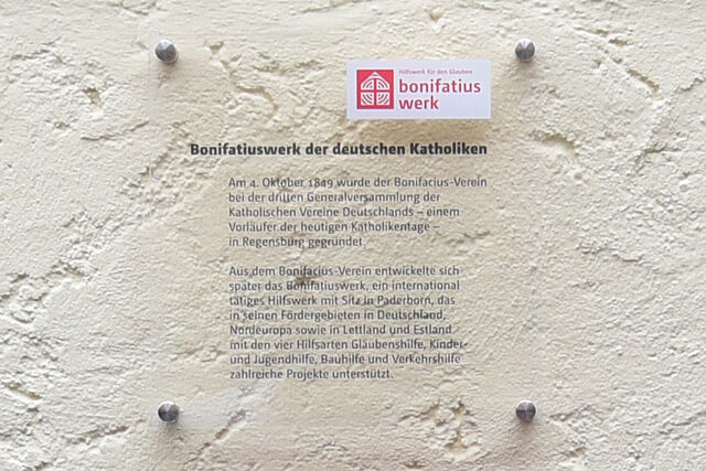 Die Gedenktafel. (Foto: Simon Helmers)