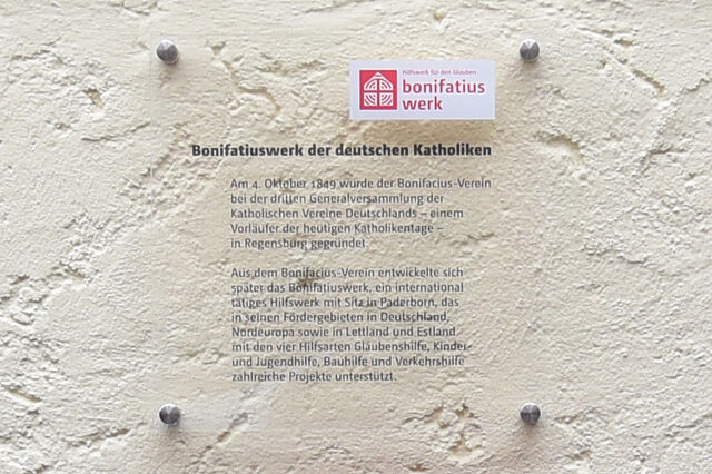 Die Gedenktafel. (Foto: Simon Helmers)