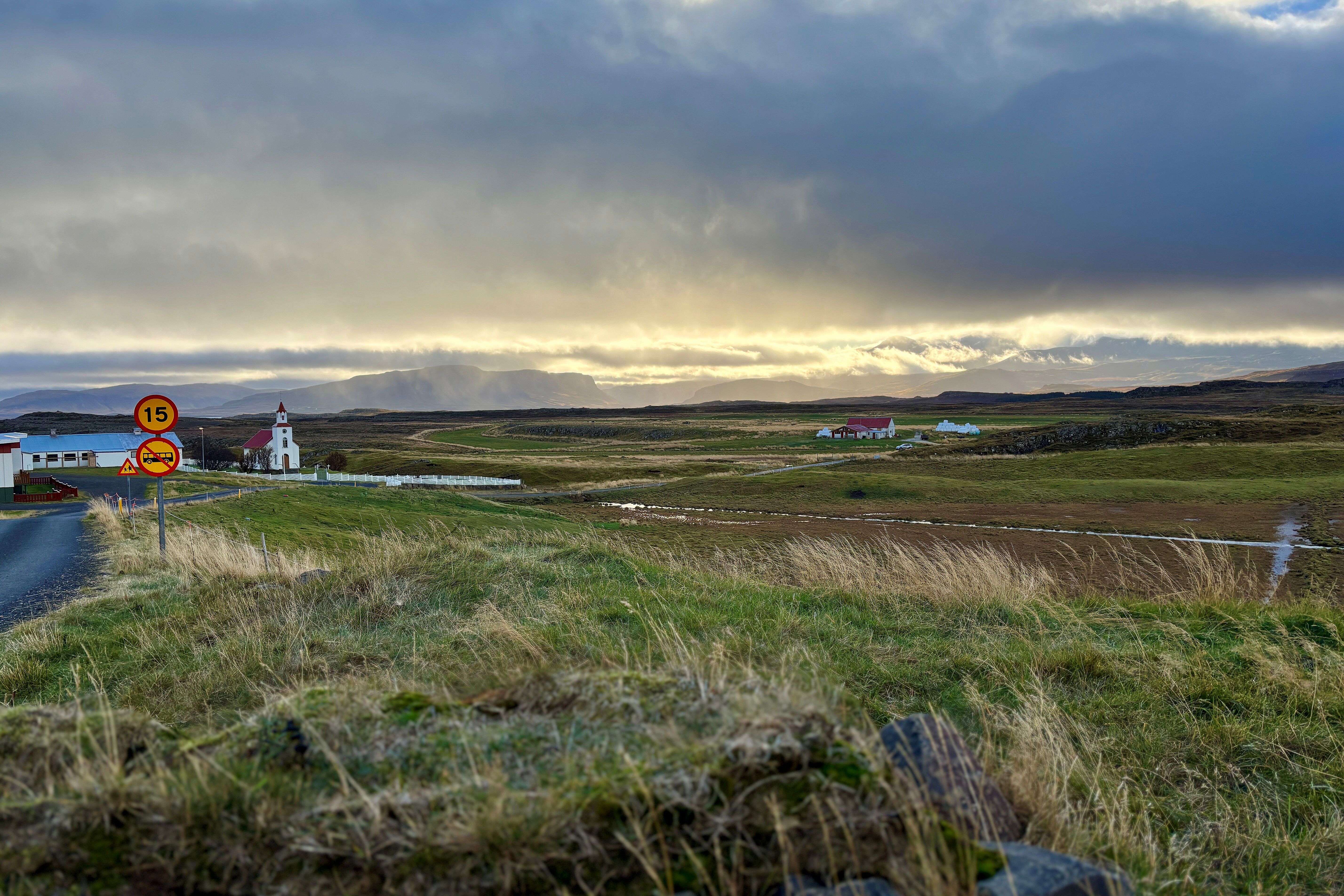 Eine karge, steinige und weite Landschaft zeichnet Island aus. (Foto: Msgr. Georg Austen)
