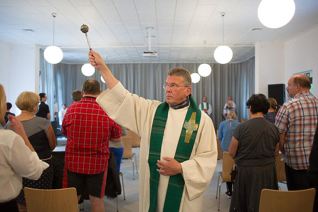 Pater Manfred Kollig segnet die Räumlichkeiten. (Foto: Walter Wetzler)