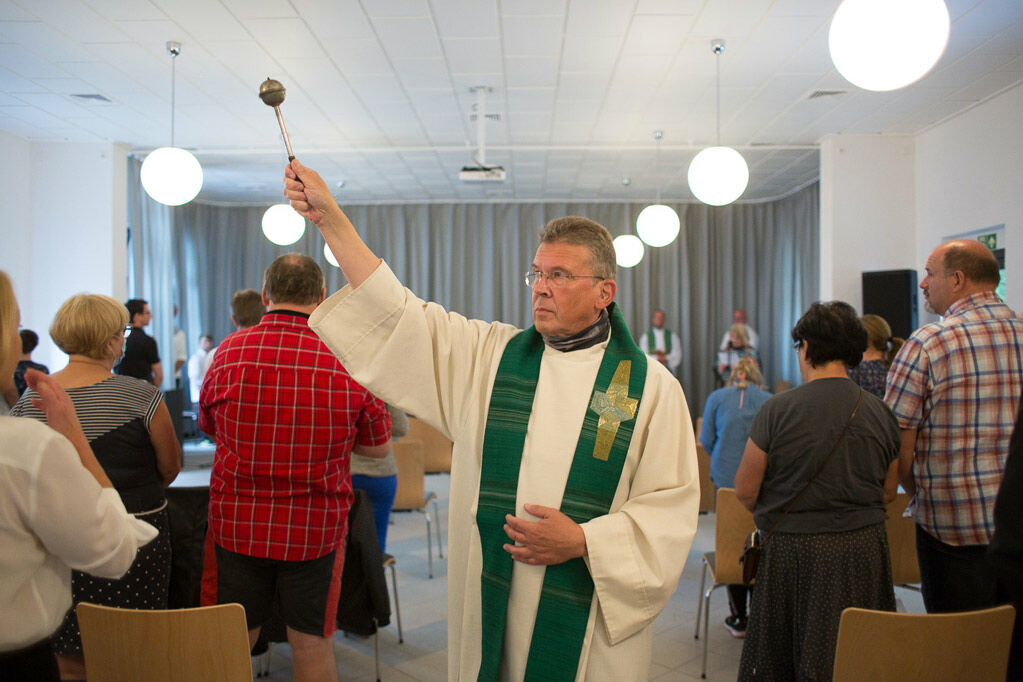 Pater Manfred Kollig segnet die Räumlichkeiten. (Foto: Walter Wetzler)