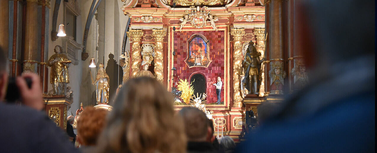 Das neue Altarbild in der ehemaligen Abteikirche im Weltkulturerbe Corvey wurde während einer Feierstunde enthüllt. (Foto: Theresa Meier)