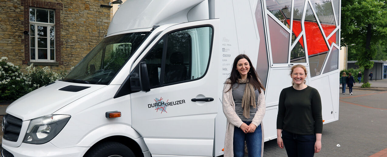 In Zukunft mit dem "Durchkreuzer" bei Festivals und an Veranstaltungen unterwegs: Nathalie Jelen (r.) und Referentin Barbara Nick-Labatzki vom Bistum Osnabrück (Foto: Bistum Osnabrück/Thomas Arzner)