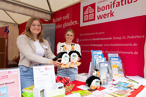 Der Infostand des Bonifatiuswerkes zu Libori (Foto: Hartmut Salzmann)