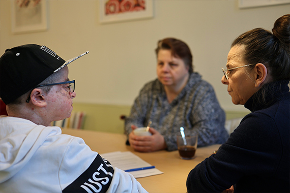 Luca Campos ist 19 Jahre alt und sitzt schwerer Krankheit im Rollstuhl, zusammen mit seiner Mutter Heike nimmt er die Unterstützungsangebote des Kinderhospiz-Zentrums Leo regelmäßig wahr. (Foto: Markus Nowak)