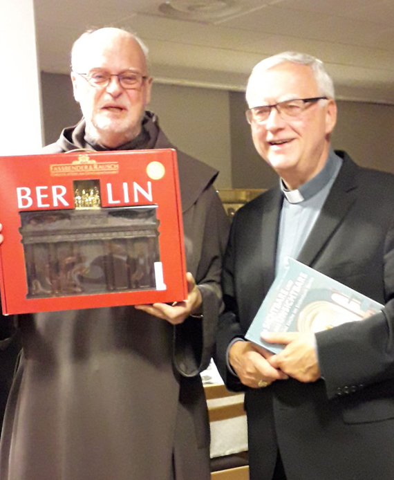 Erzbischof Heiner Koch überreicht Bischof Andres Kardinal Arborelius ein Präsent aus Berlin. (Foto: Carla Böhnstedt)