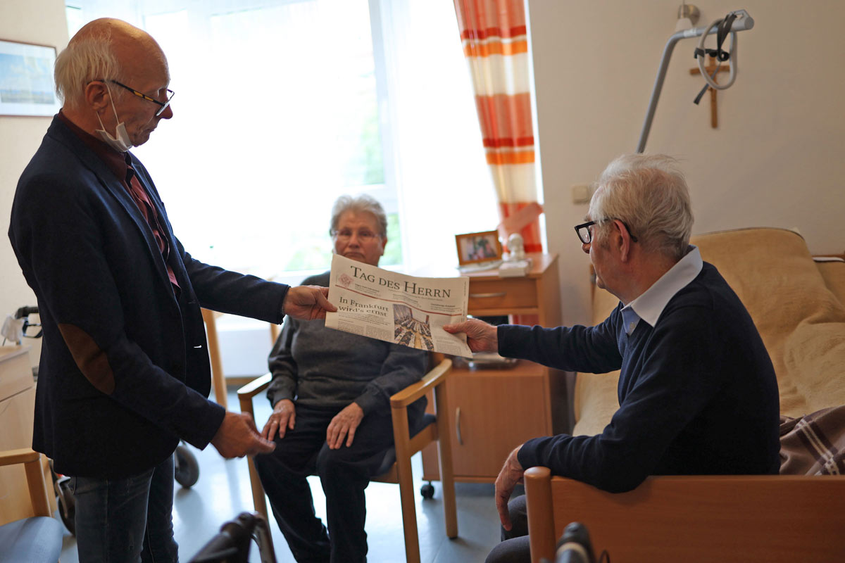 Für Adalbert bringt Roland Steinfurth immer eine neue Ausgabe der Kirchenzeitung – oder das Gemeindeblatt mit. (Foto: Markus Nowak)