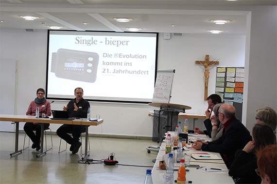 Maria Körner und Guido Erbrich (vorne) stellten ihre Singlewochenenden der Kirchenzeitung "Tag des Herrn" vor. Der auf der Leinwand gezeigte "Single-Bieper" ist allerdings bisher nur eine Idee... (Foto: Oliver Gierens)