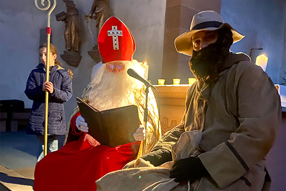 Bischof Nikolaus und Knecht Ruprecht in der Kirche. (Foto: Jasna Blaic)