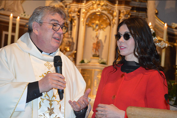 Monsignore Georg Austen im Gespräch mit der Schweizer Sängerin Bernarda Brunovic. Sie ist von Geburt an blind. (Foto: Marius Thöne)