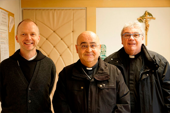 Das Bild zeigt Monsignore Georg Austen (rechts) bei einem Besuch von Bischof Berislav Grgić (Mitte) und Bischof Erik Varden in Norwegen. (Foto: Martin Geistbeck)