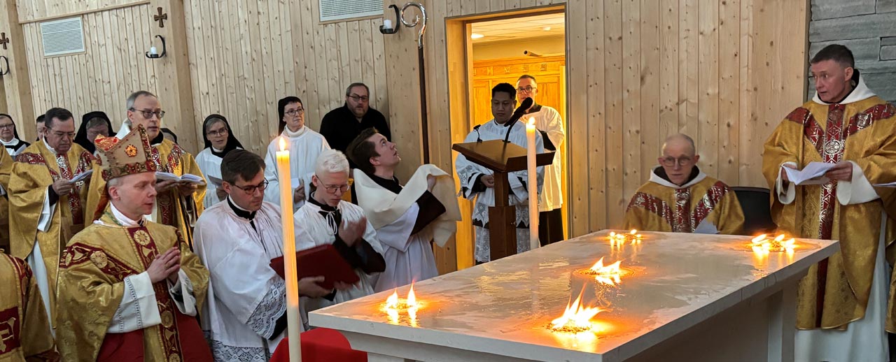 Bei der Kirchweihe wird Weihrauch auf den zuvor gesalbten Stellen des Altares entzündet. (Foto: Georg Austen)