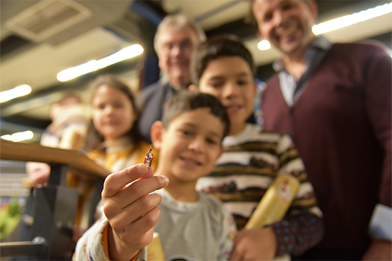 Der kleine Leo freut sich, dass der XXS-Nikolaus seinen Platz im Miniatur Wunderland Hamburg findet. Mit dabei (v.l.): Cheryl (Schülerin der Sankt-Ansgar-Schule in Hamburg), Bonifatiuswerk-Generalsekretär Monsignore Georg Austen, Jan Elias (Schüler der Sankt-Ansgar-Schule in Hamburg) und Juri Tetzlaff (KIKA-Moderator, Autor und Regisseur) (Foto: Theresa Meier)