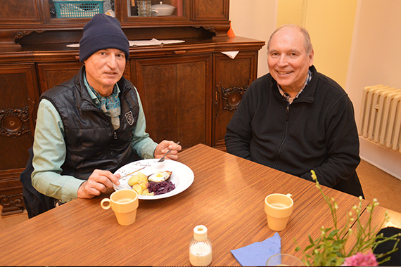 Pater Kalle Lenz mischt sich gerne unter die Gäste. Hier ist er im Gespräch mit Andreas. (Foto: M. Thöne)