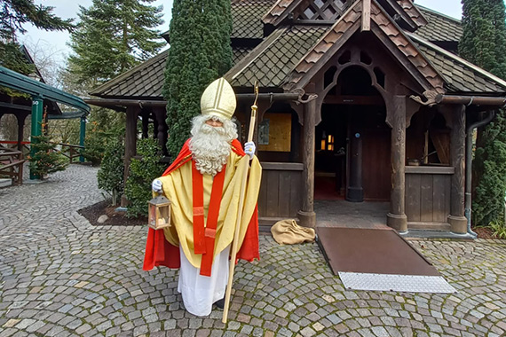 Am Sonntag hat der Heilige Nikolaus im Europapark mit einem Segen und einer kleinen Freude die Menschen überraschen. (Foto: Erzbistum Freiburg)