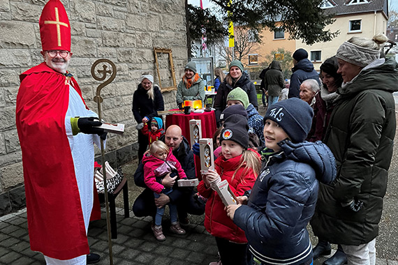 Vor der Christkönigkirche in Eppelheim entdecken Familien den Unterschied zwischen Weihnachtsmann und Nikolaus. (Foto: Erzbistum Freiburg)