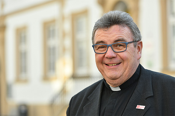 "Die neue Firm-App schafft einen zeitgemäßen Zugang zur Firmung", sagt Monsignore Georg Austen, Generalsekretär des Bonifatiuswerkes. (Foto: Wilfried Hiegemann/Bonifatiuswerk)