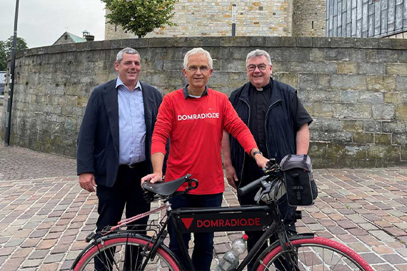 Domradio.de-Chefredakteur Ingo Brüggenjürgen (Mitte) mit Bonifatiuswerk-Geschäftsführer Ingo Imenkämper (links) und Bonifatiuswerk-Generalsekretär Monsignore Georg Austen vor dem Paderborner Dom. (Foto: K. Lietmann)
