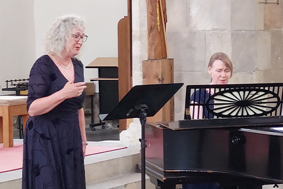 Sandra Schilling am Piano singt zusammen mit Andrea Leinenbach drei Duette von Mendelssohn-Bartholdy. (Foto: Pater Altfried O.Praem./Jörg Stowasser) 