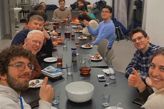 Die Gruppe "St. Augustins Unge Voksne" beim gemeinsamen Abendessen nach der Abendmesse. (Foto: Florian Pletscher)