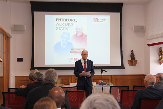 Bonifatiuswerk Präsident Manfred Müller verkündet das Leitwort zur diesjährigen Diaspora-Aktion: "Entdecke, wer dich stärkt!". (Foto: Matthias Band)