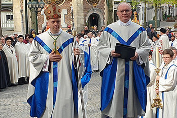Bischof Erik Varden bei der Eröffnung des Pilgerportals der Marienbasilika.(Foto: Bistum Münster)