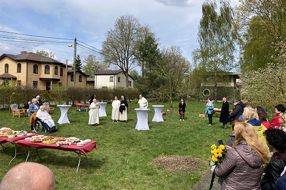 Im Anschluss an die Messe gab es einen Empfang im Garten des Klosters. (Foto: Thomas Twents)