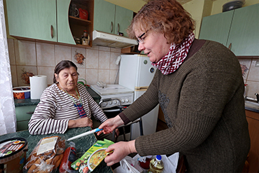 Die Suppenküche in Saldus bringt auch die Suppe zu den Bedürftigen, oftmals ist es eine städtische Sozialassistentin, die dann mitkommt, wie hier Inita Embere-Emberge. (Foto: Markus Nowak)