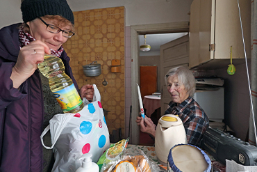 Die Suppenküche in Saldus bringt auch die Suppe zu den Bedürftigen, oftmals ist es eine städtische Sozialassistentin, die dann mitkommt, wie hier Inita Embere-Emberge zur 87-jährigen Renata Druvinia. (Foto: Markus Nowak)