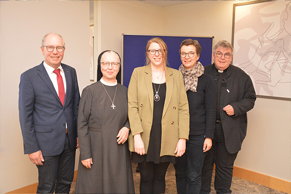Manfred Müller (Präsident Bonifatiuswerk), Schwester Margareta Kühn, Anne-Kathrin Siecke, Corinna Bösing (Präsidentin Rotary-Club) und Monsignore Georg Austen (Generalsekretär Bonifatiuswerk) haben sich in Paderborn getroffen. (Foto: Marius Thöne/Bonifatiuswerk)