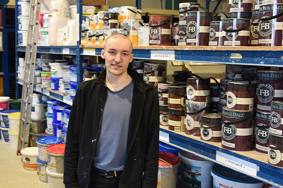 Vincent Kemnitz absolviert ein Praktikum im Malerbetrieb Ahle. (Foto: Simon Helmers/Bonifatiuswerk)
