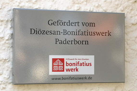 Eine solche Tafel wird bald auch in der Kirche in Augustdorf angebracht, dessen Renovierung vom   Diözesan-Bonifatiuswerk mit 50.000 Euro unterstützt wird. (Foto: Erzbistum Paderborn)
