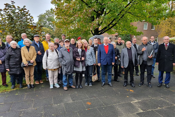 50 Teilnehmende informierten sich im lippischen Augustdorf über die Arbeit des Diözesan-Bonifatiuswerk Paderborn. Nach dem Gottesdienst in der ältesten Standortkirche der Bundesrepublik Deutschland informierte Pfarrer DDr. Markus Jacobs als Leiter des Pastoralen Raumes Lippe-Detmold über die Historie und Gegenwart der Kirche dieser Pfarrvikarie, die Gemeinde Augustdorf sowie die Diaspora in Lippe. (Foto: Matthias Micheel)